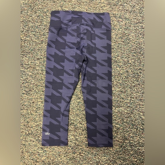 💜EUC Alo Crop Leggings - Picture 2 of 3